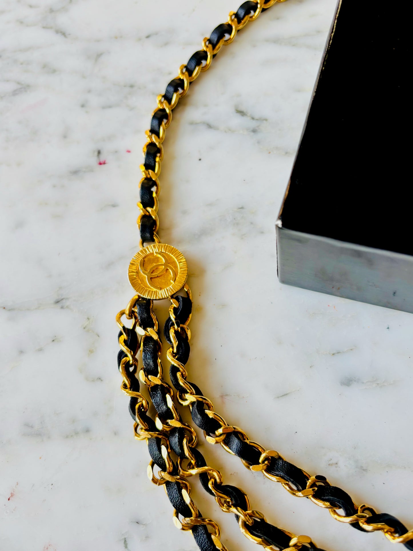 CHANEL Ceinture multi-rangs 1984