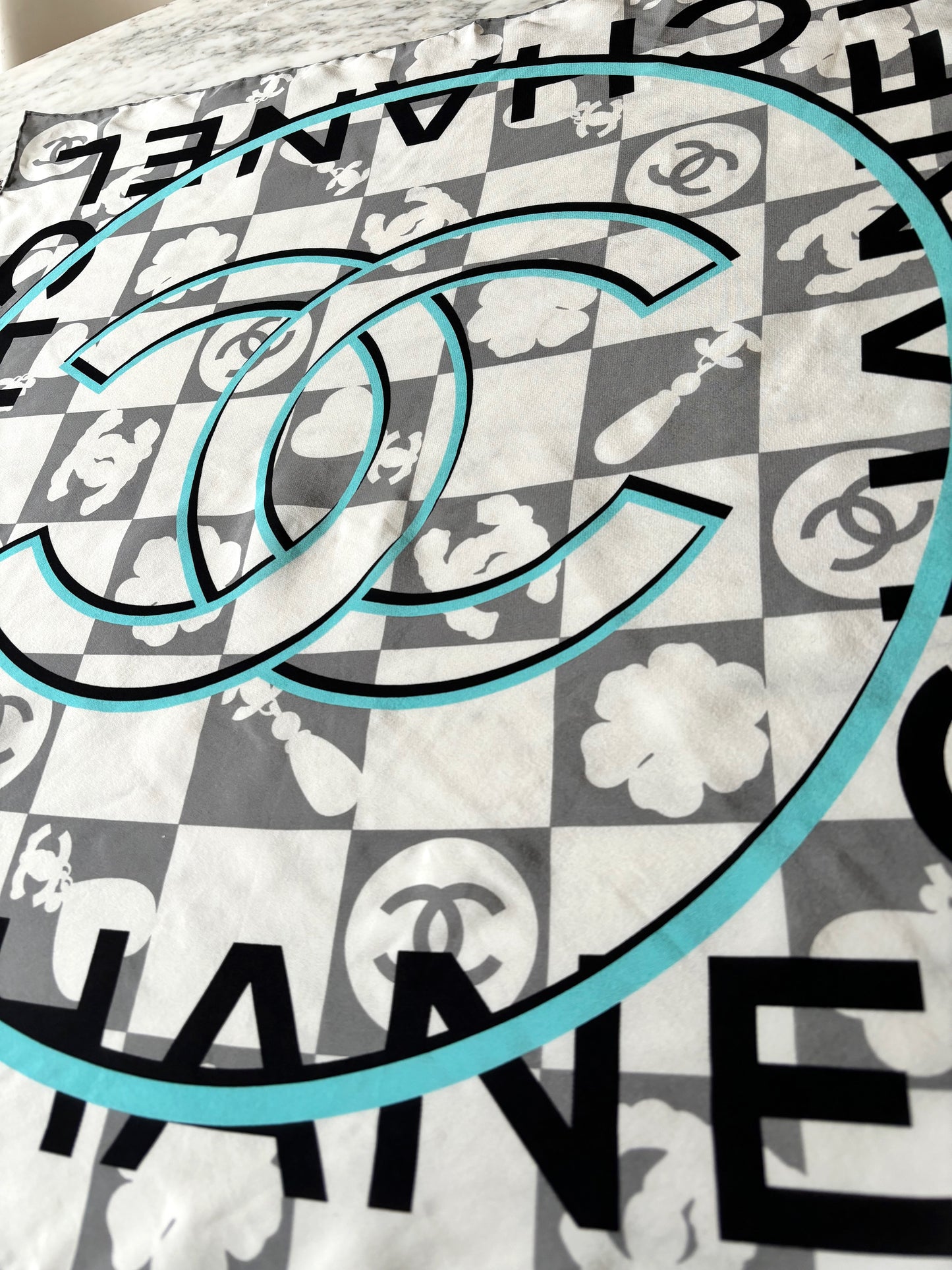 CHANEL Foulard en soie