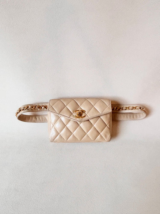 CHANEL Sac banane matelassé