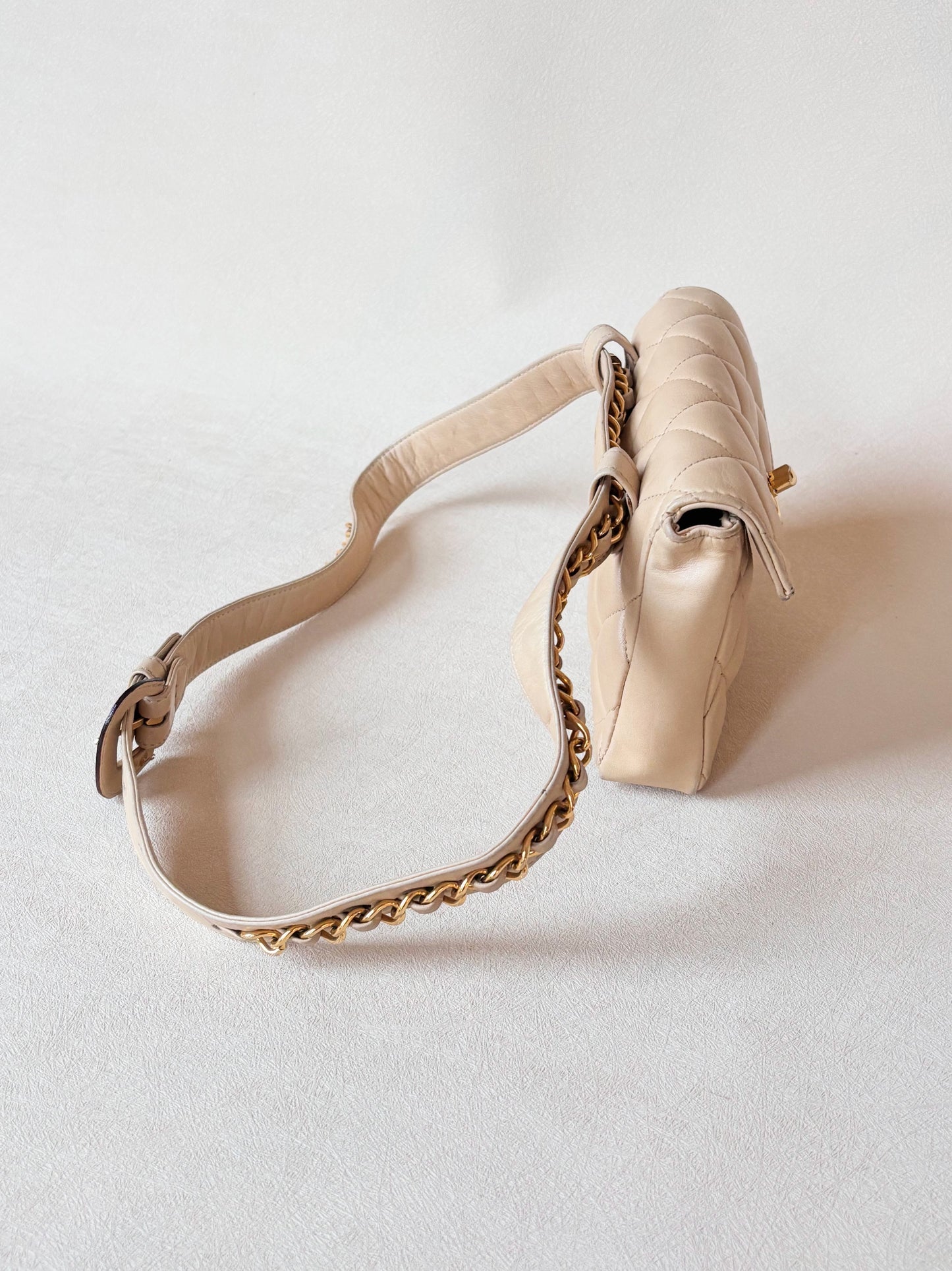 CHANEL Sac banane matelassé