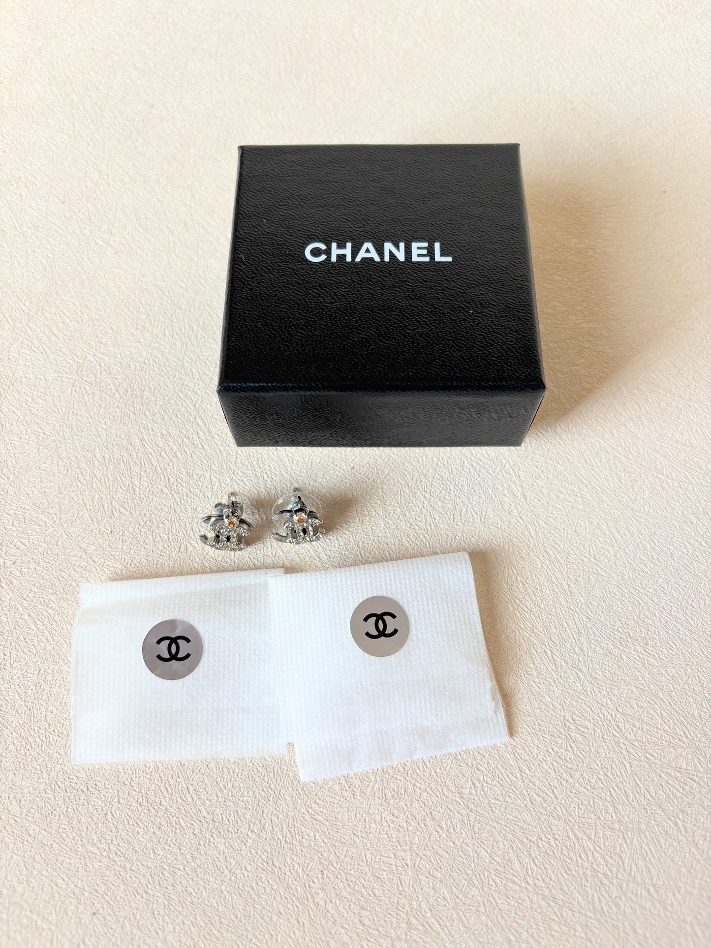 CHANEL Boucles d'oreilles strass