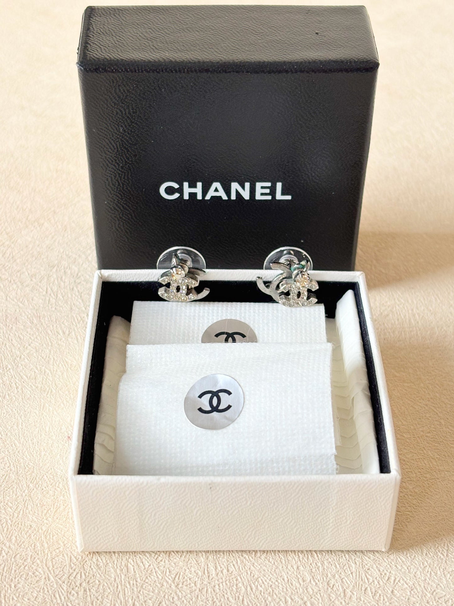 CHANEL Boucles d'oreilles strass