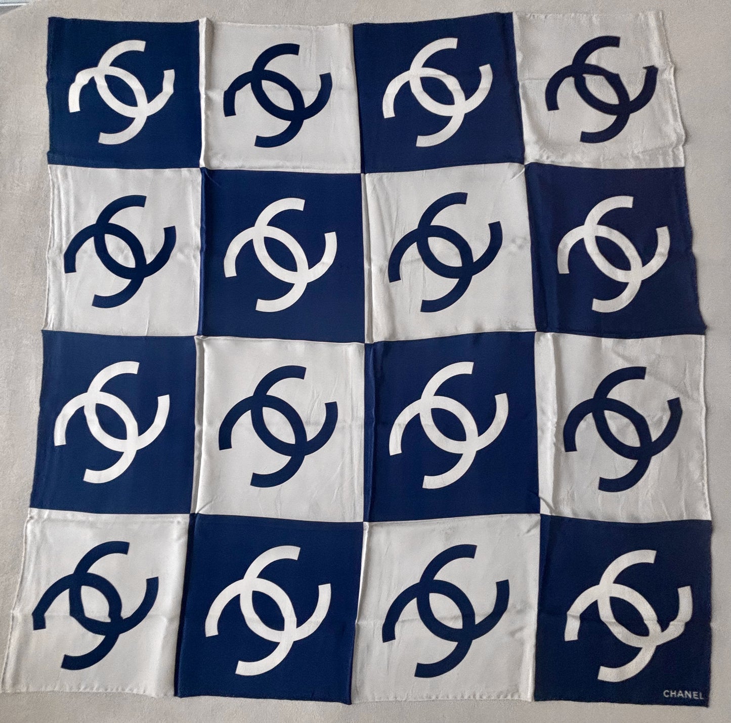 CHANEL Carré en soie