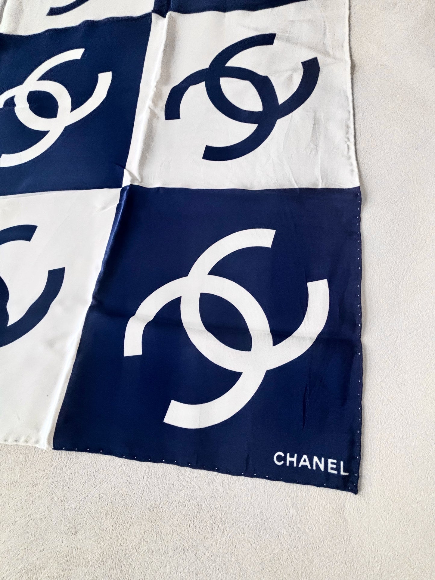 CHANEL Carré en soie
