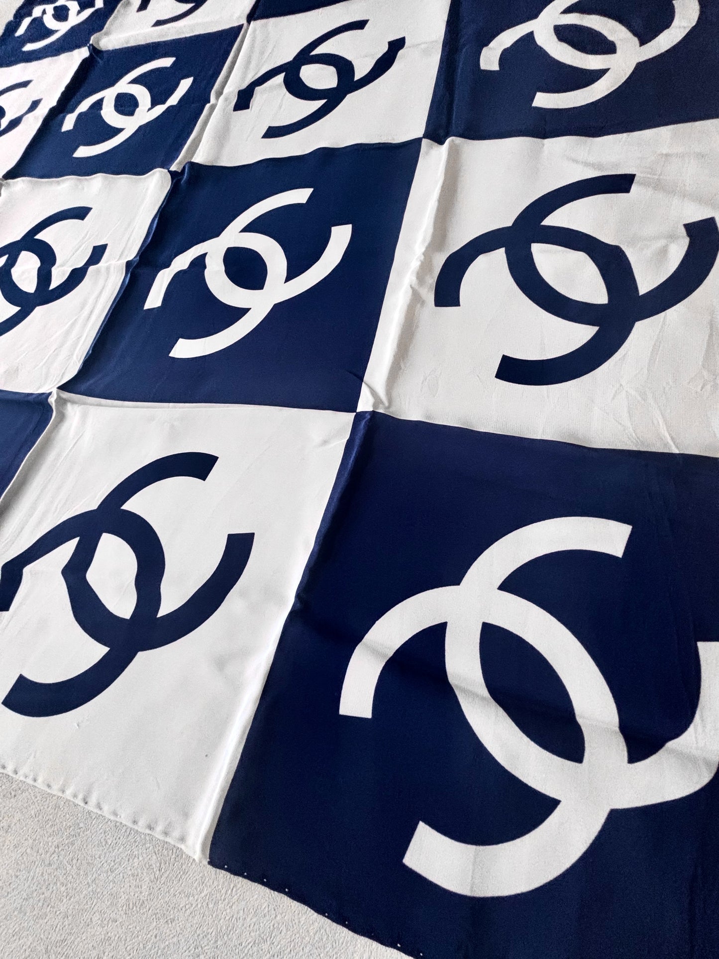 CHANEL Carré en soie
