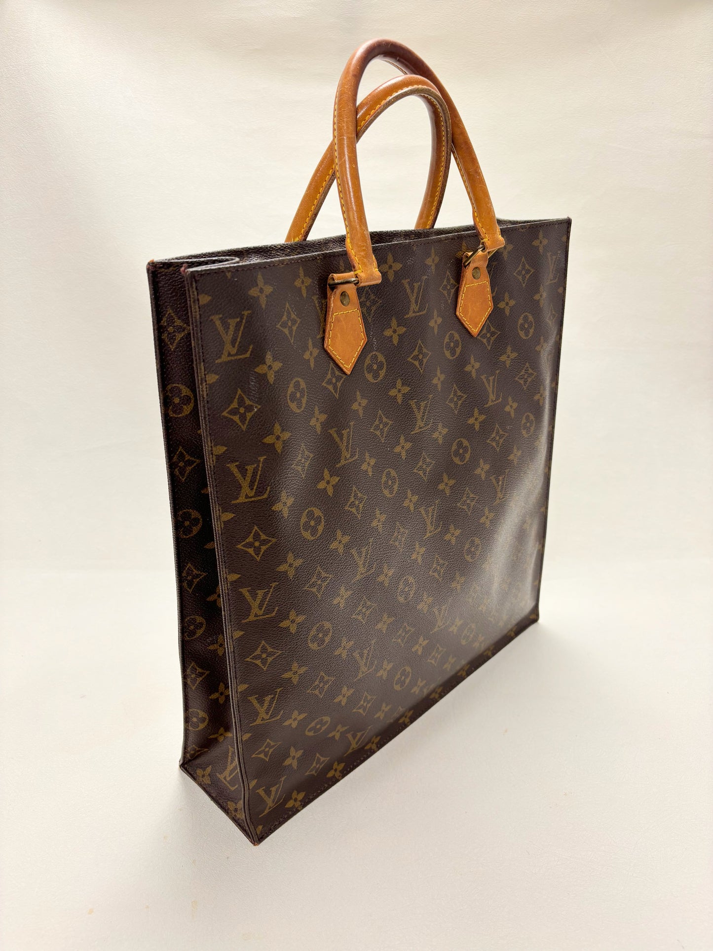 LOUIS VUITTON Sac plat