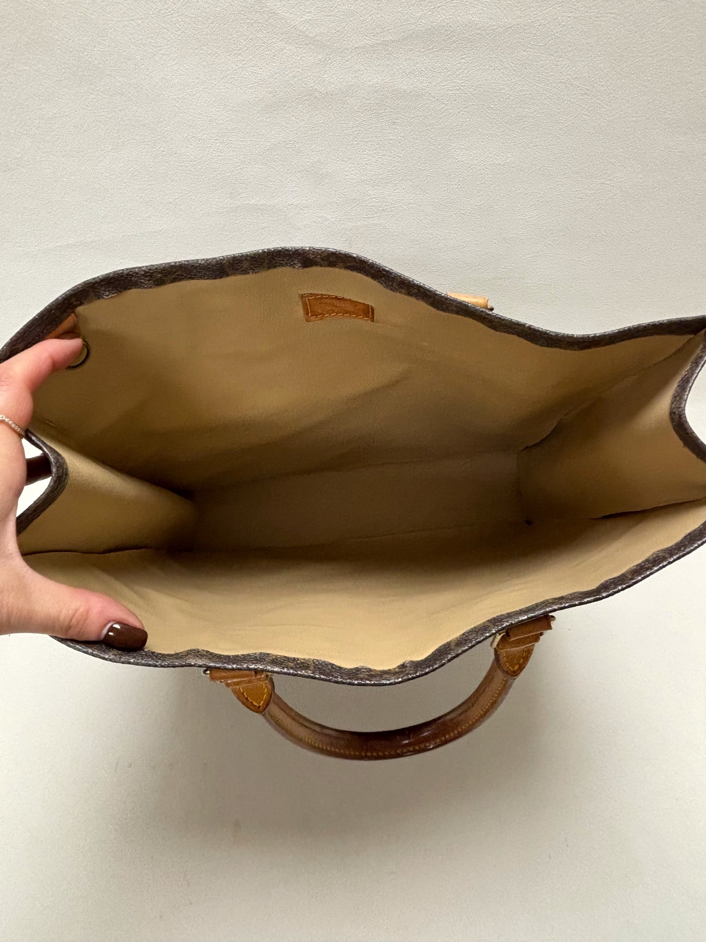 LOUIS VUITTON Sac plat