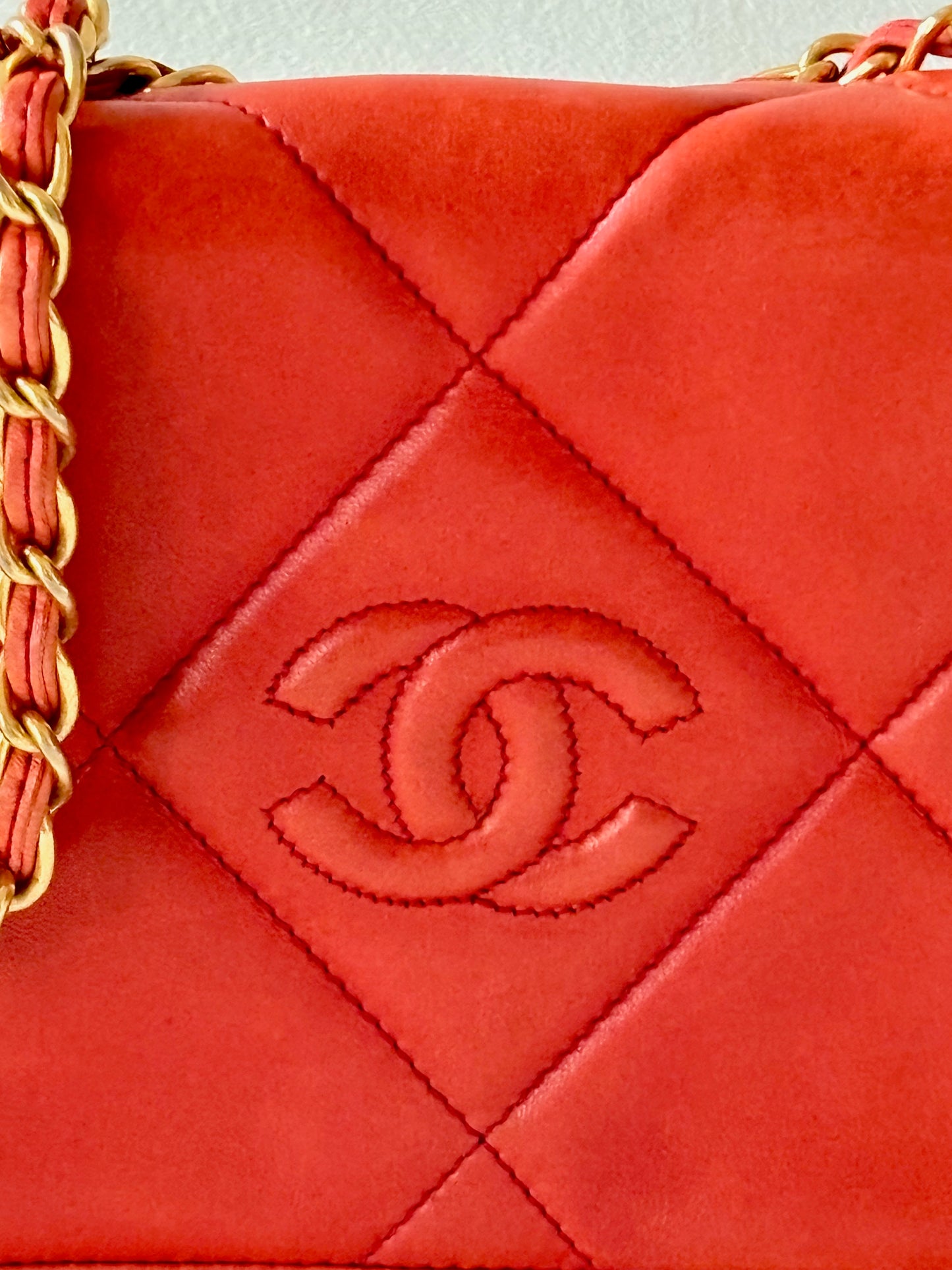 CHANEL Sac en cuir corail