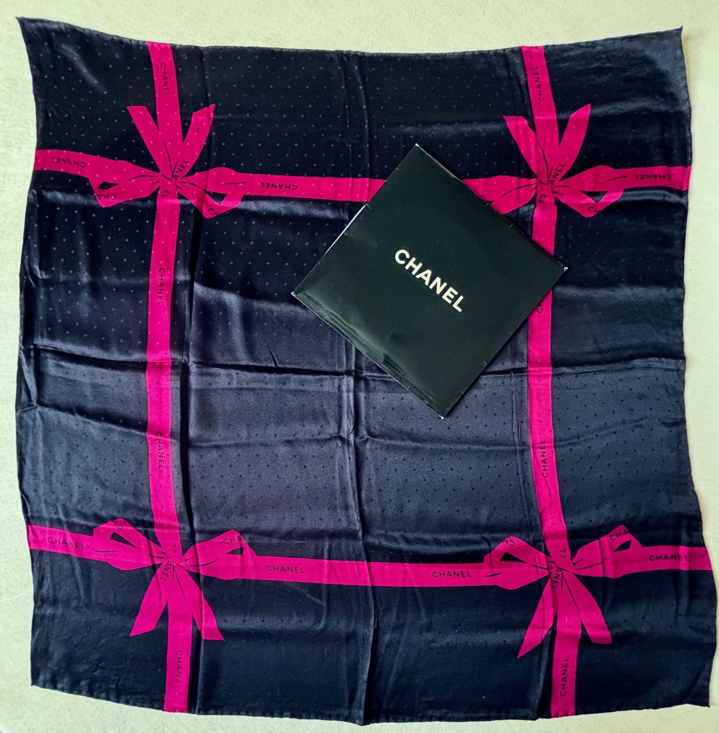 CHANEL Carré en soie