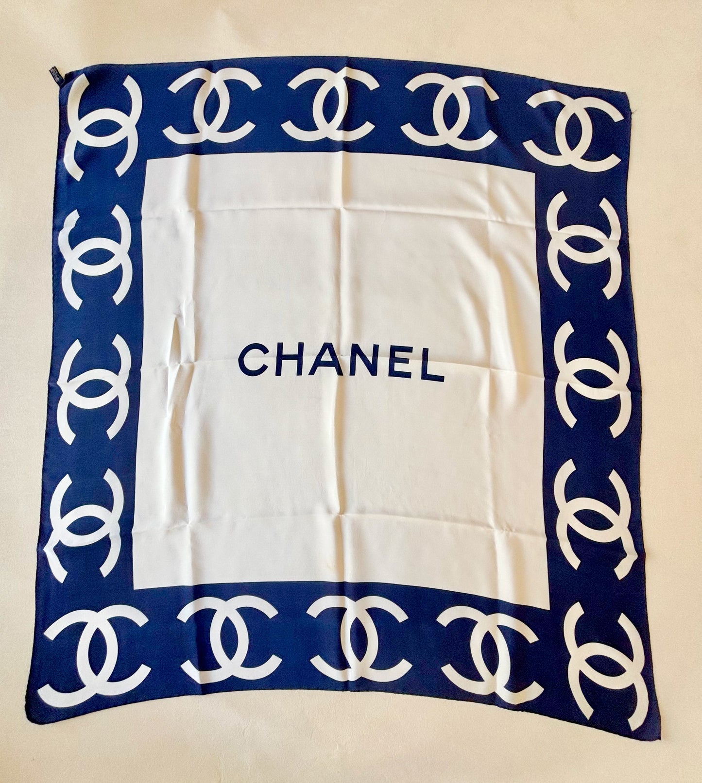 CHANEL Carré en soie