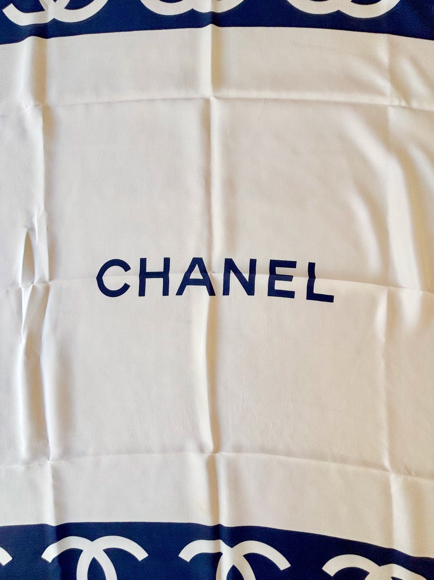 CHANEL Carré en soie