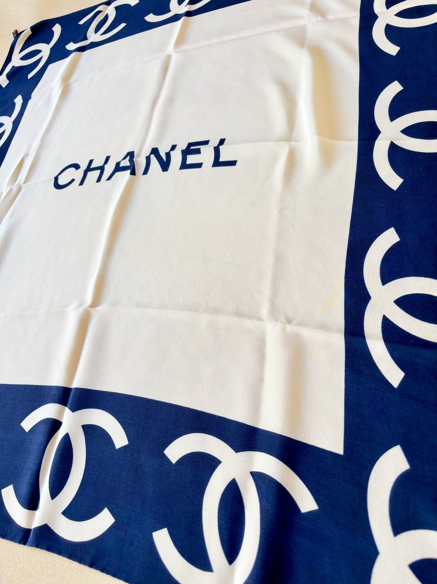 CHANEL Carré en soie