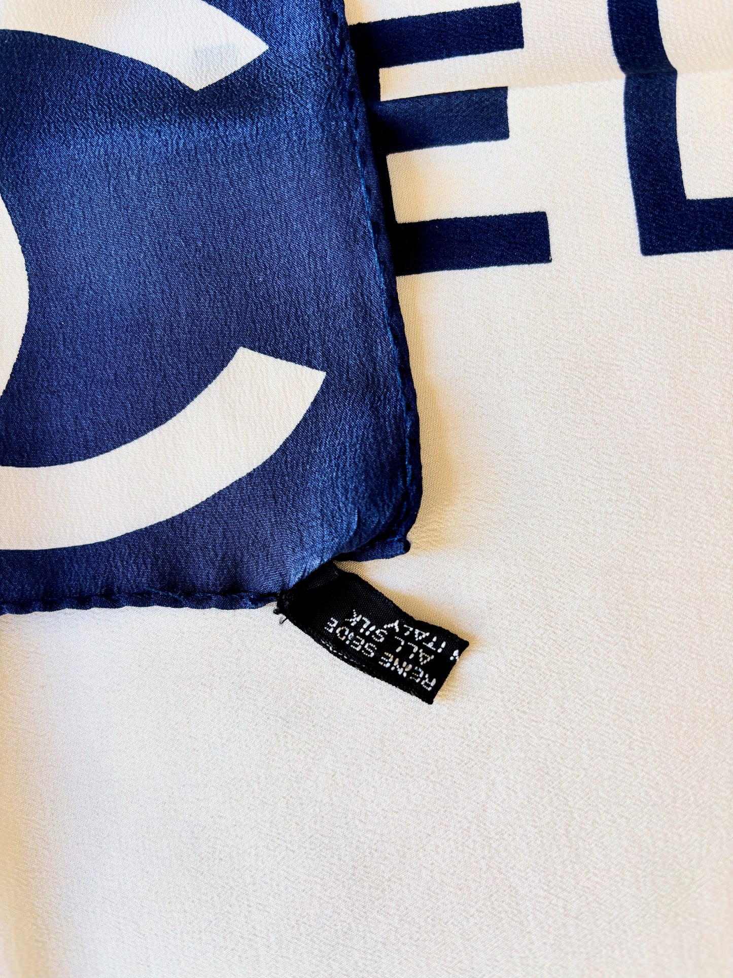 CHANEL Carré en soie