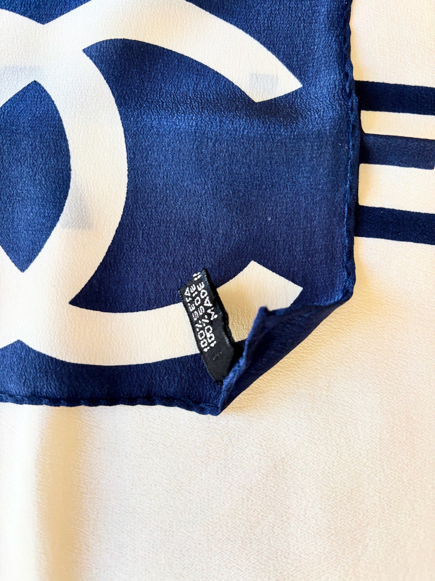 CHANEL Carré en soie
