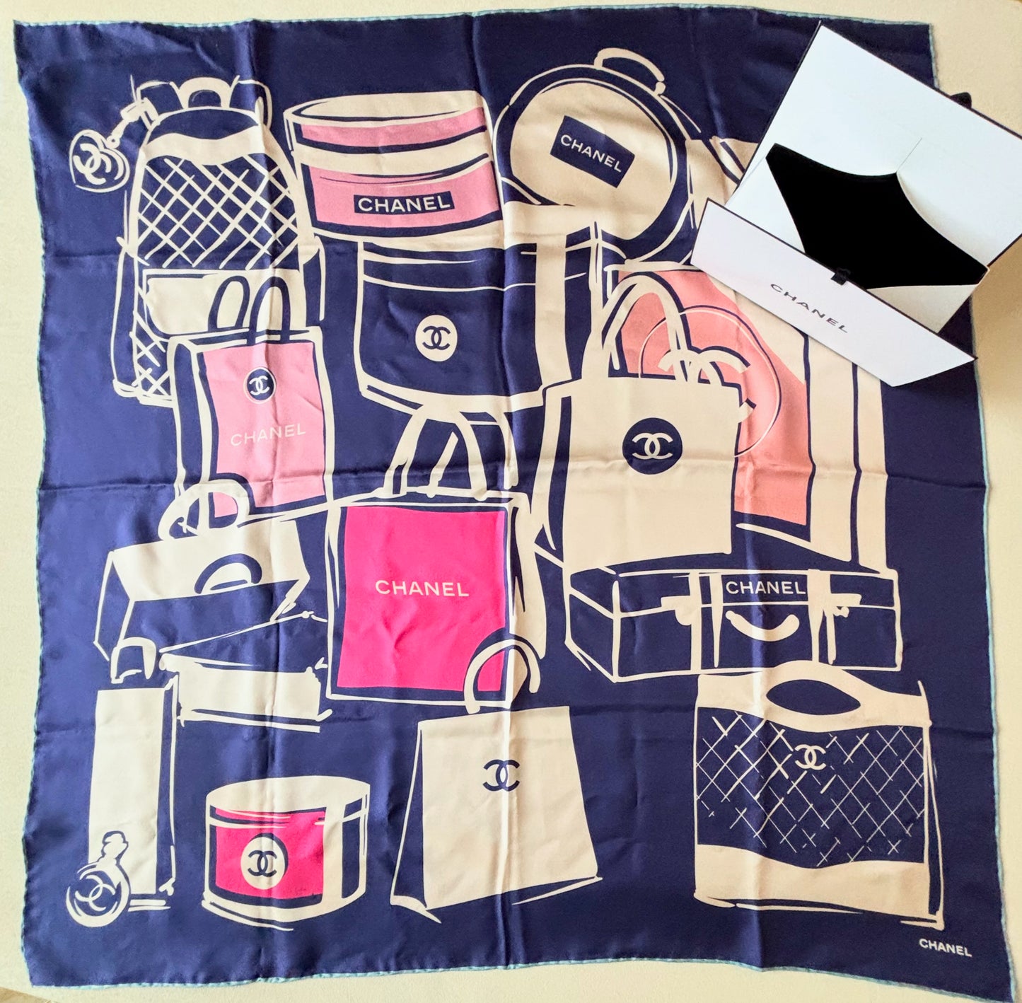CHANEL Carré en soie