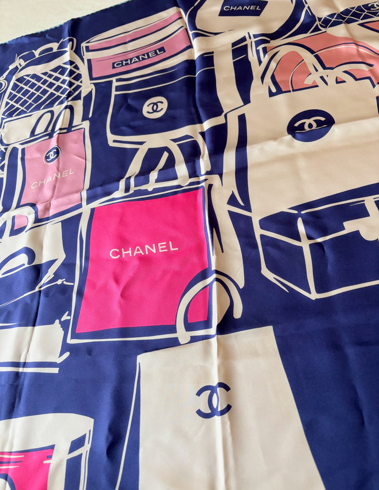 CHANEL Carré en soie