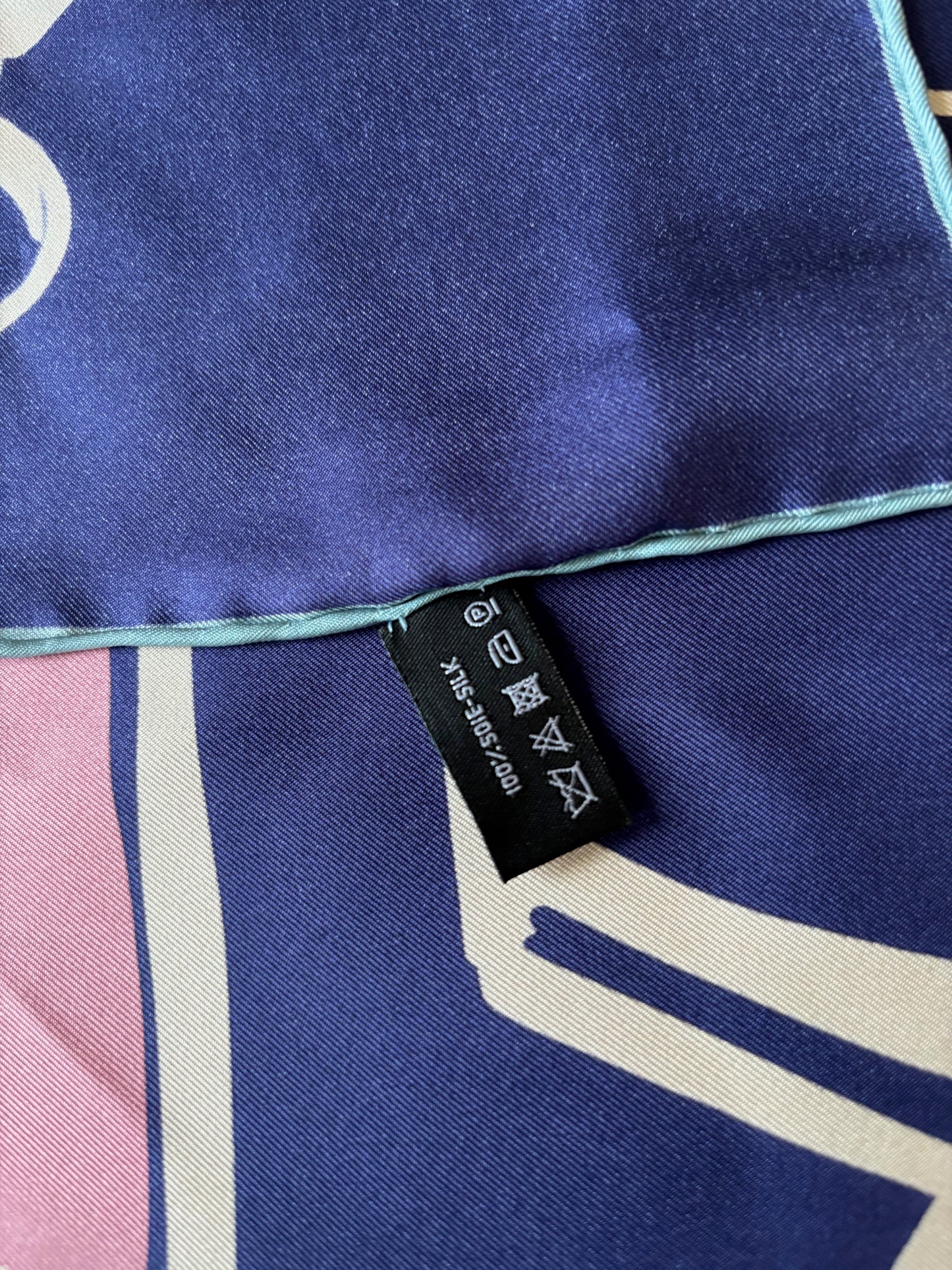 CHANEL Carré en soie