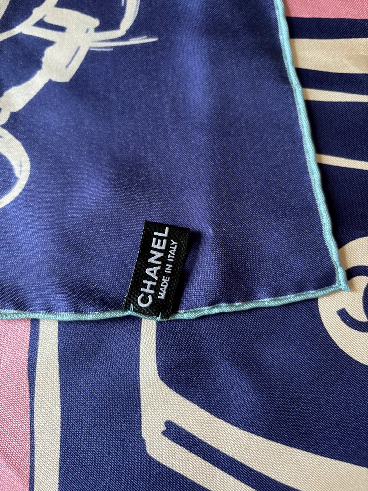 CHANEL Carré en soie
