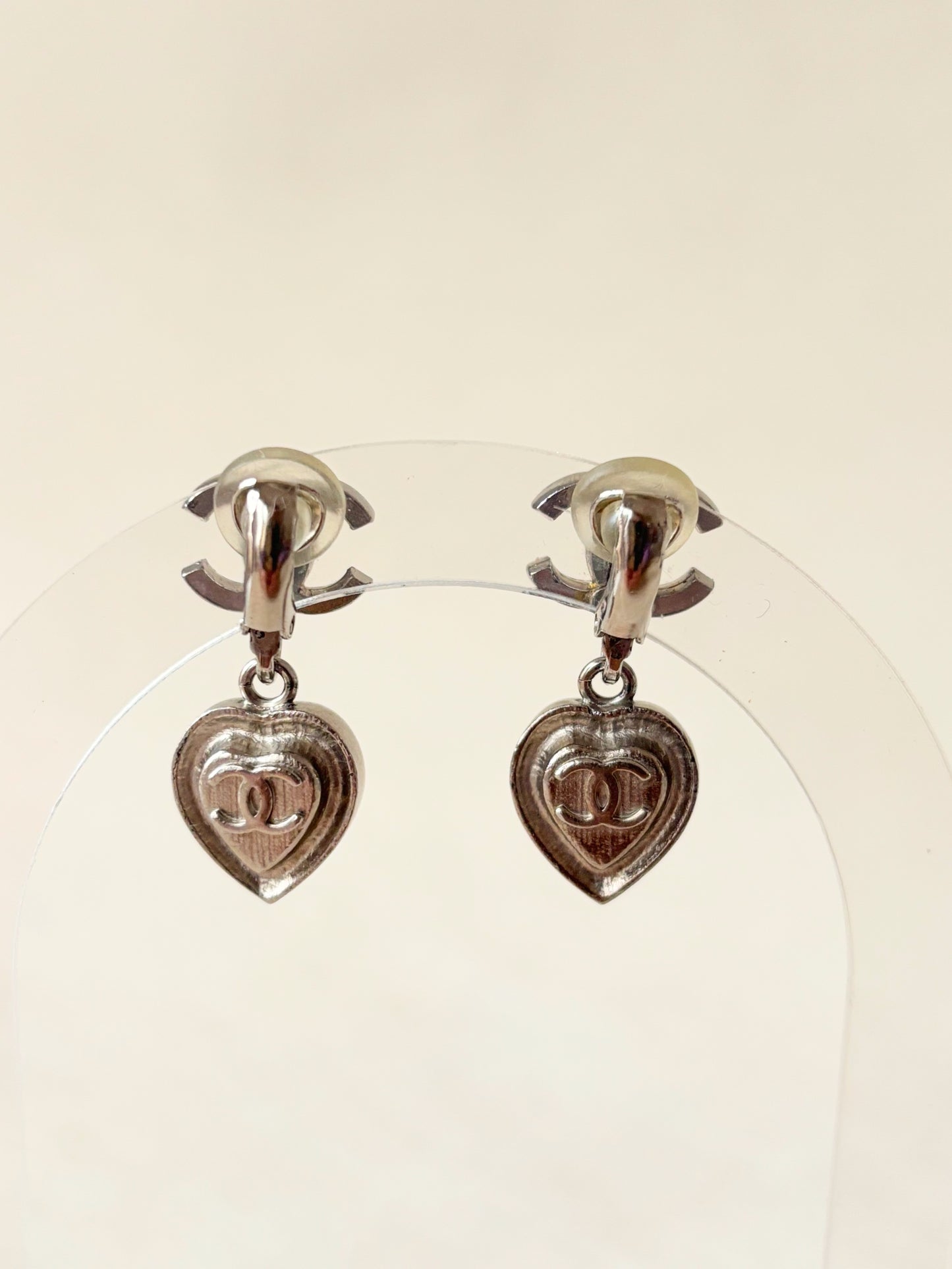 CHANEL Boucles d'oreilles coeurs