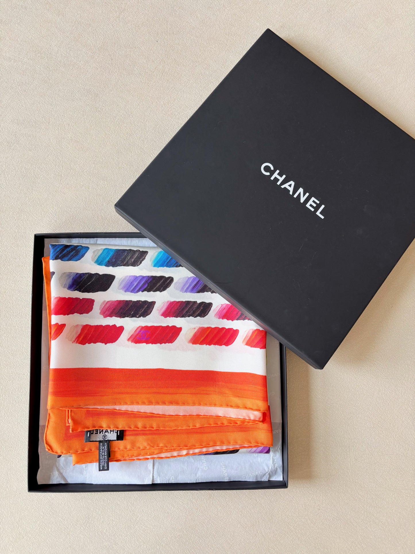 CHANEL Carré en soie