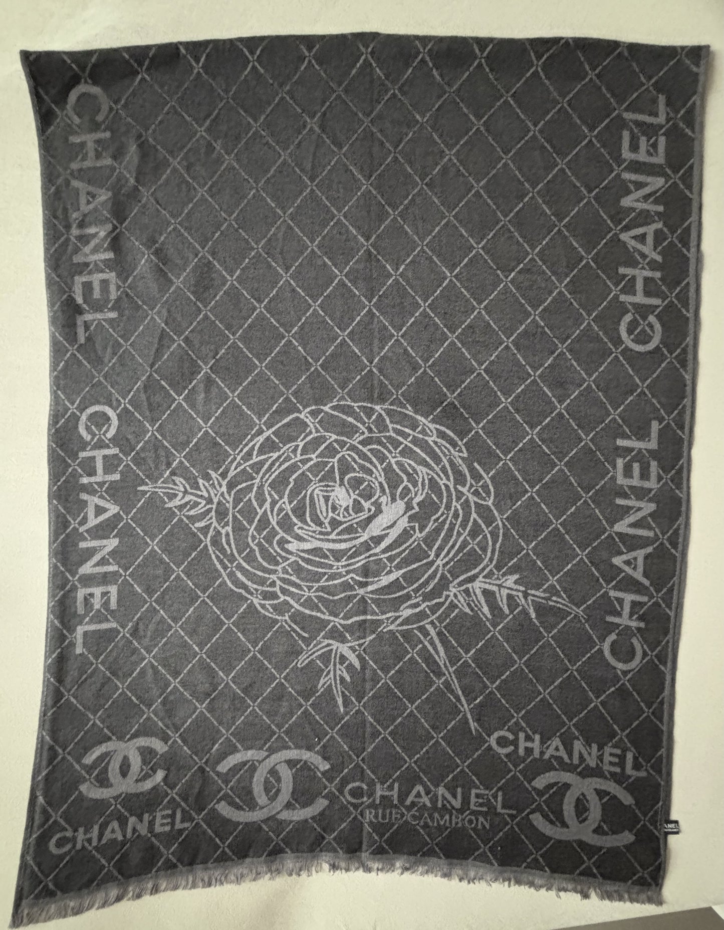 CHANEL Écharpe soie et cachemire