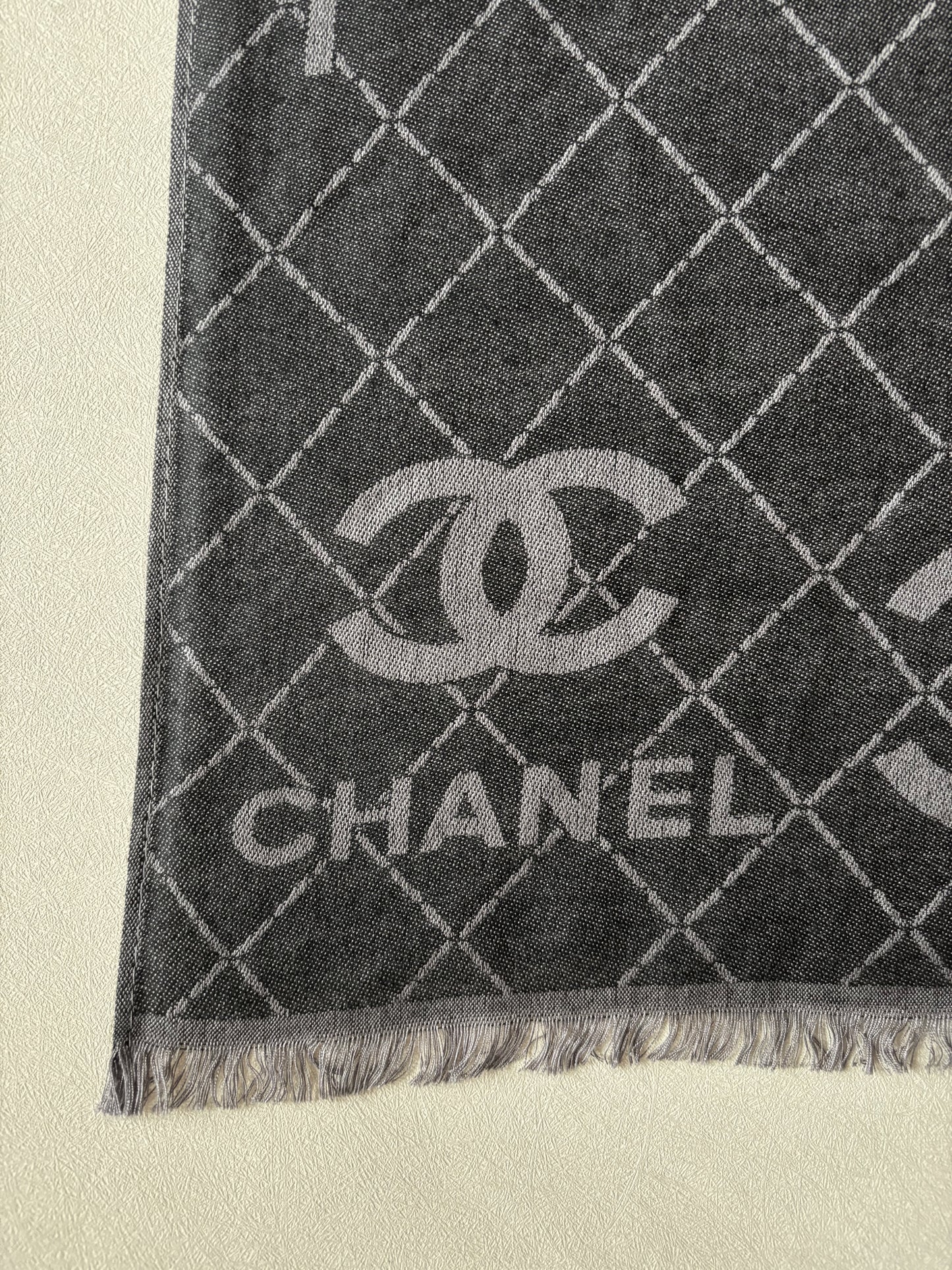 CHANEL Écharpe soie et cachemire