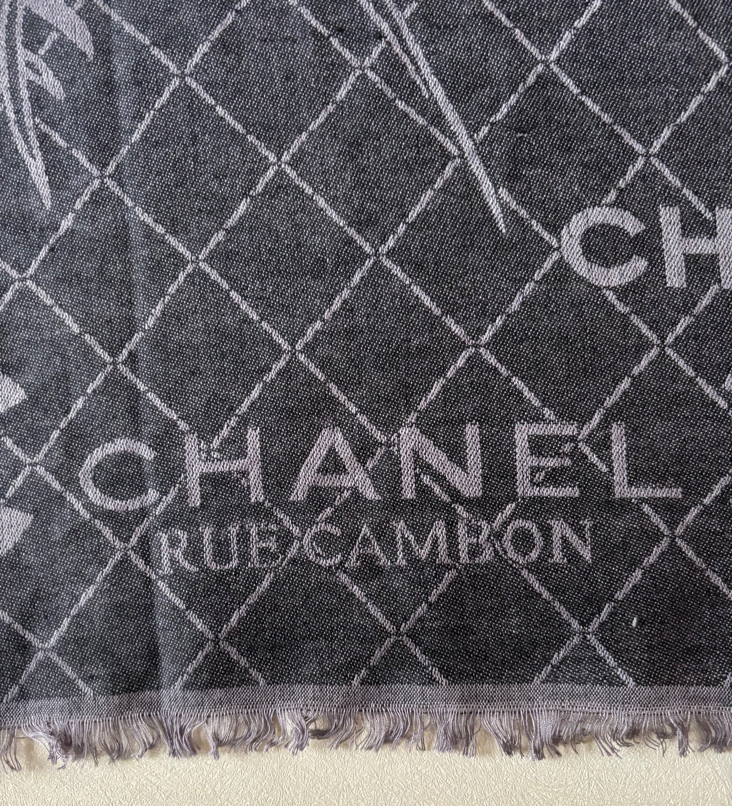 CHANEL Écharpe soie et cachemire