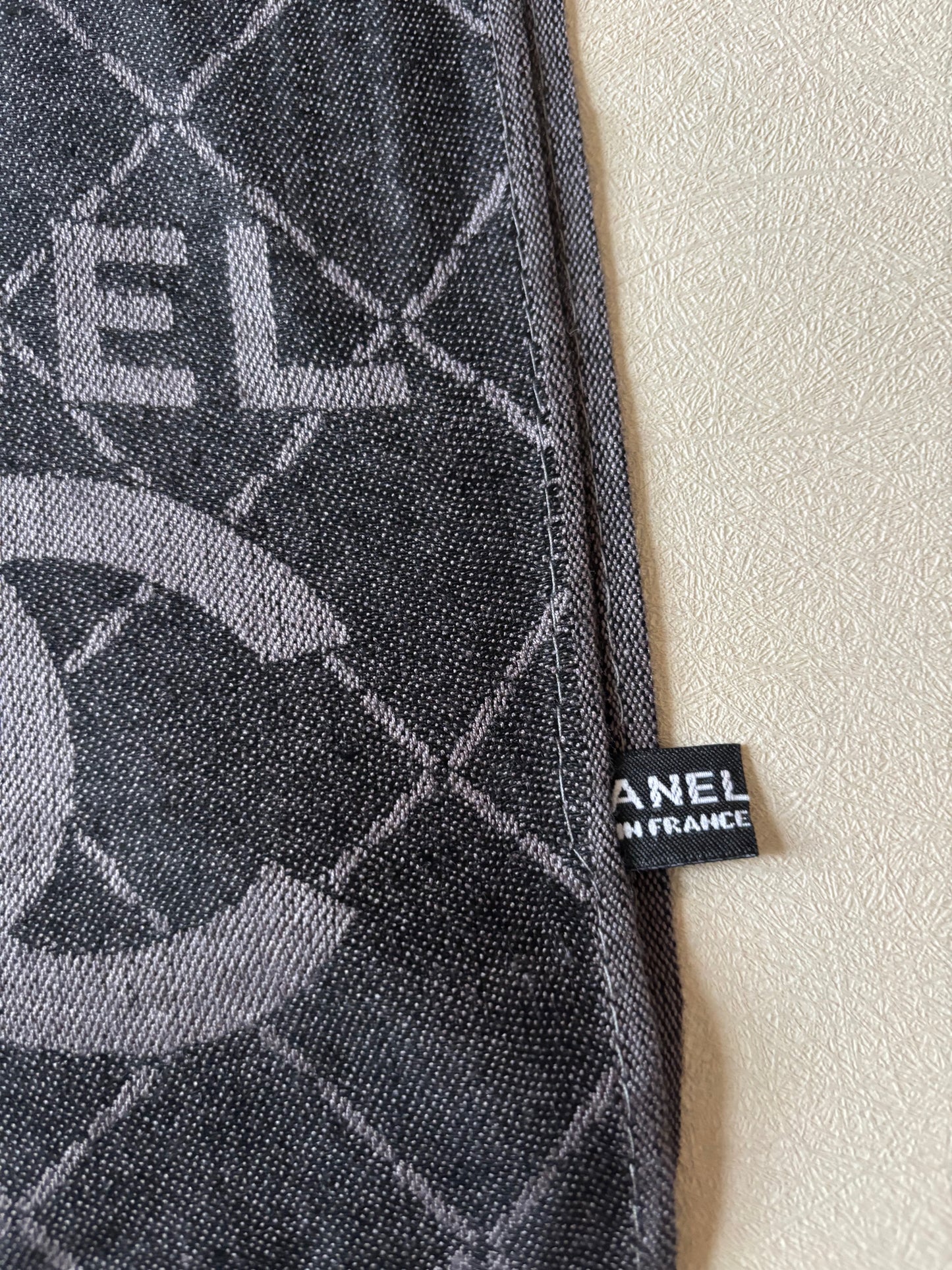 CHANEL Écharpe soie et cachemire