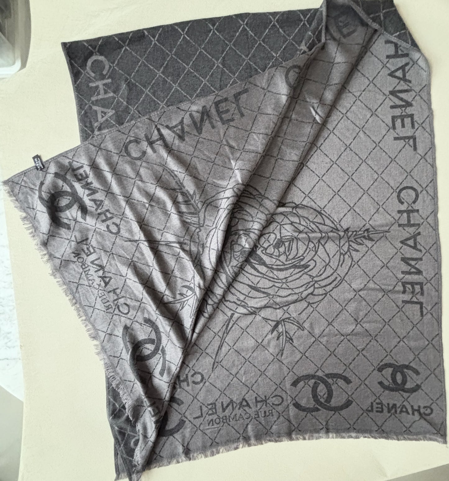 CHANEL Écharpe soie et cachemire