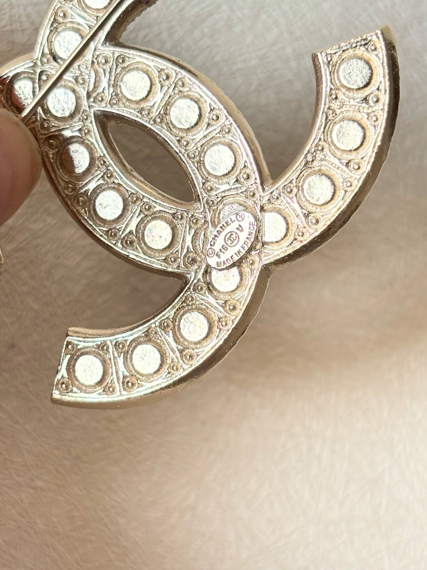 CHANEL Broche Perles