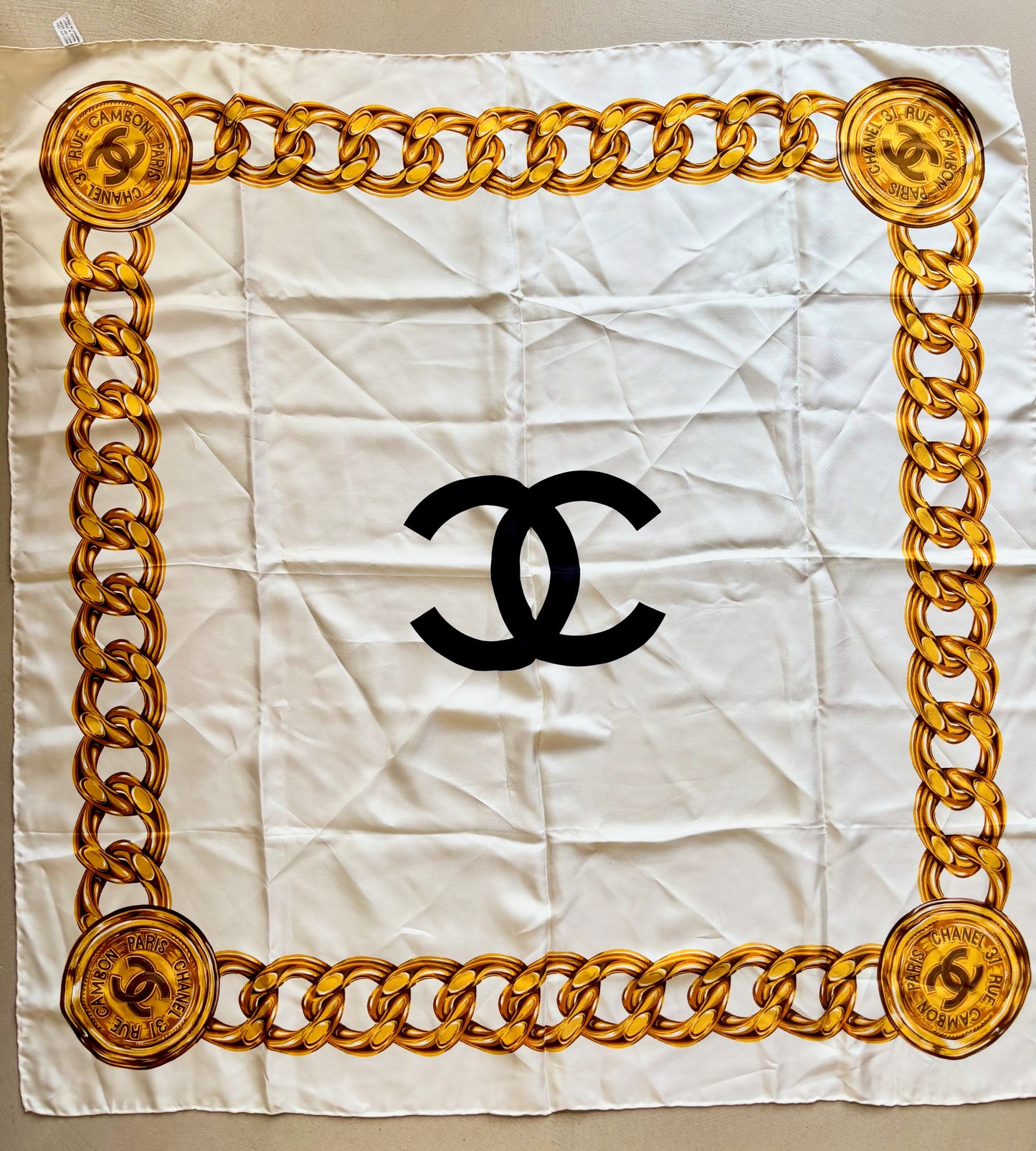 CHANEL Carré en soie