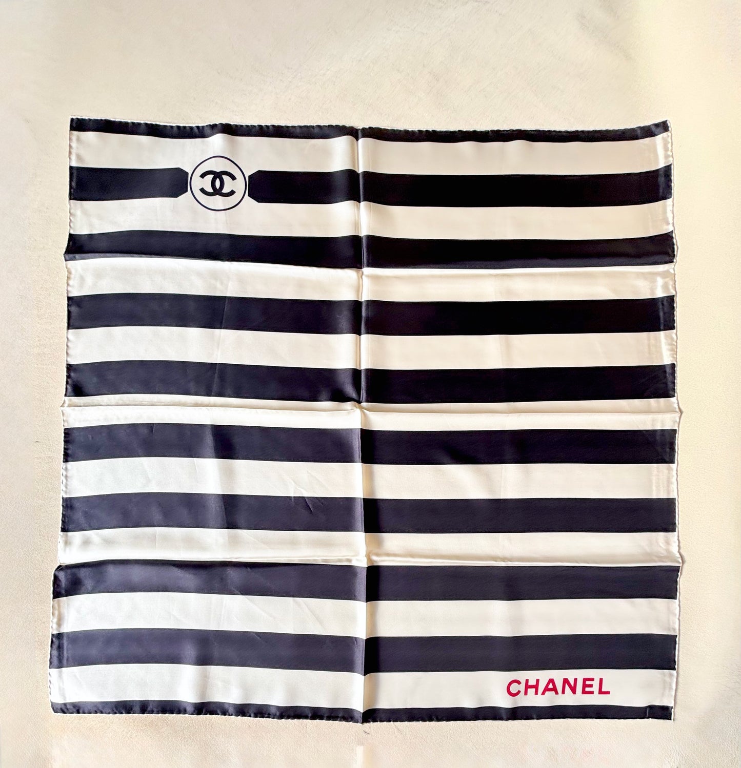 CHANEL Carré en soie