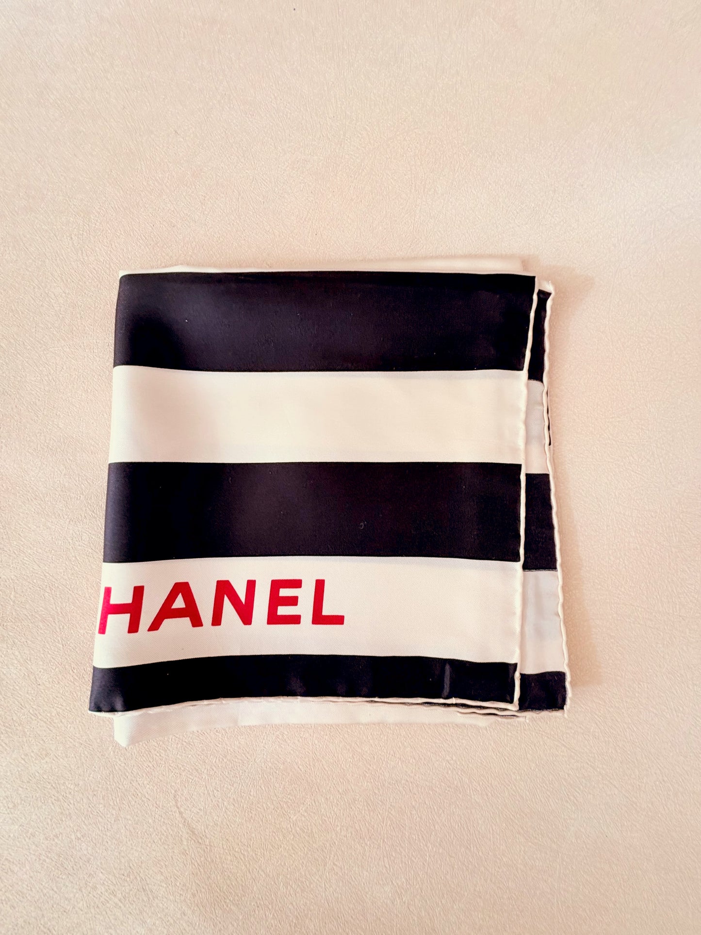CHANEL Carré en soie