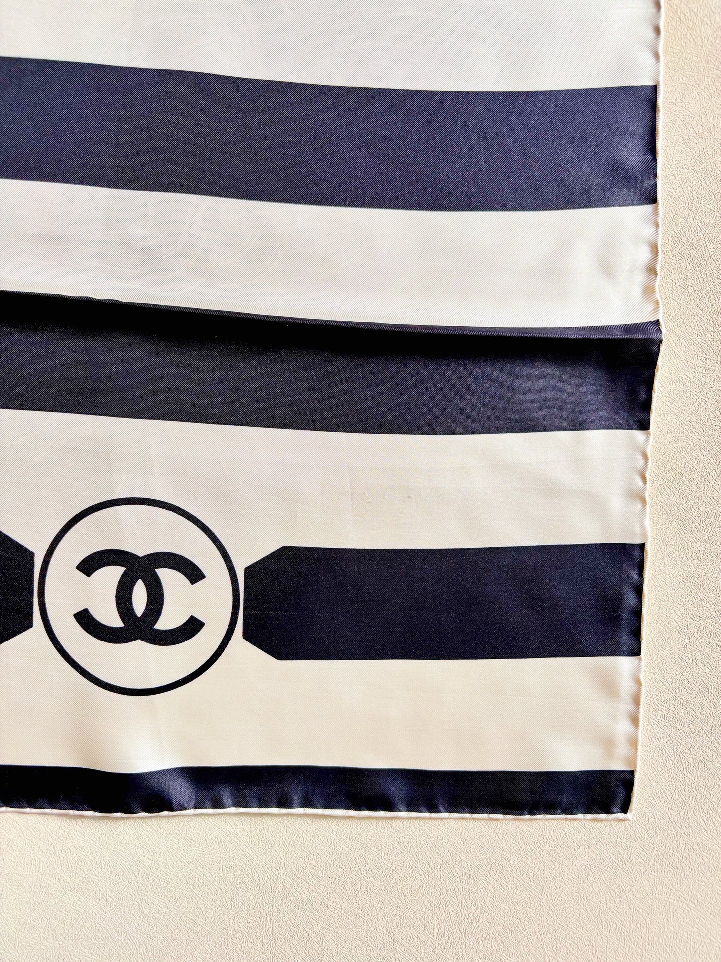 CHANEL Carré en soie