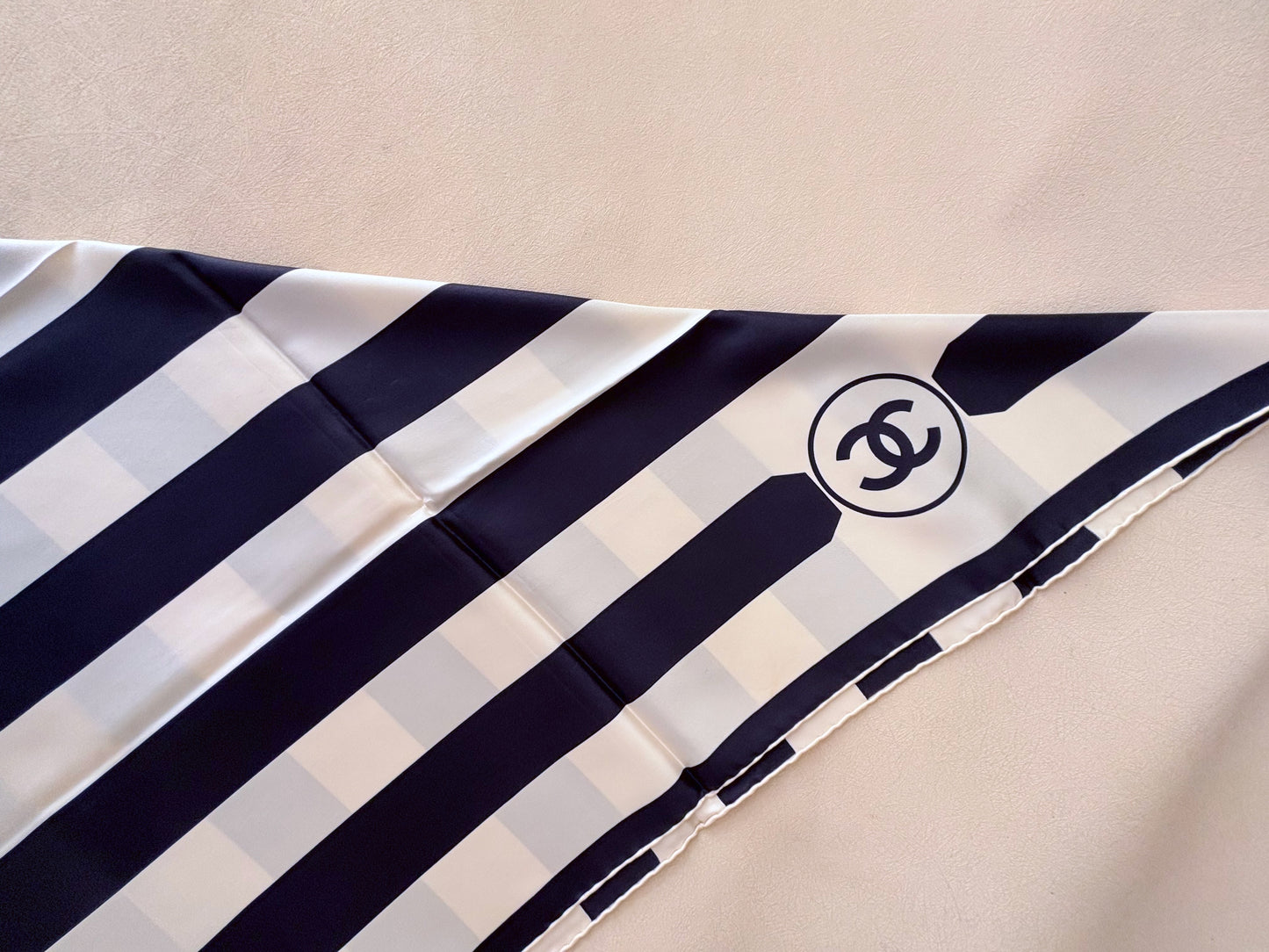 CHANEL Carré en soie