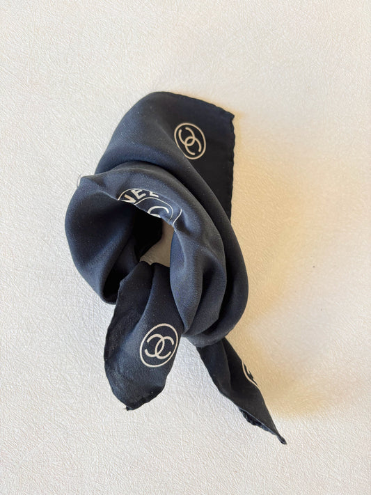 CHANEL Pochette en soie