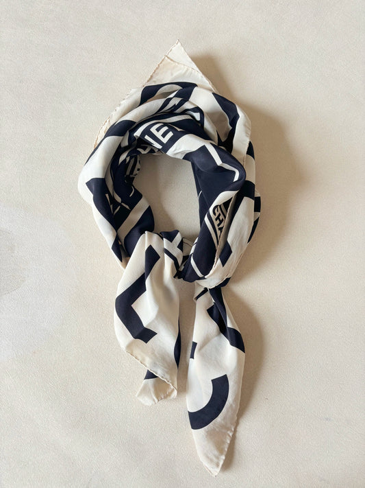 CHANEL Carré en soie