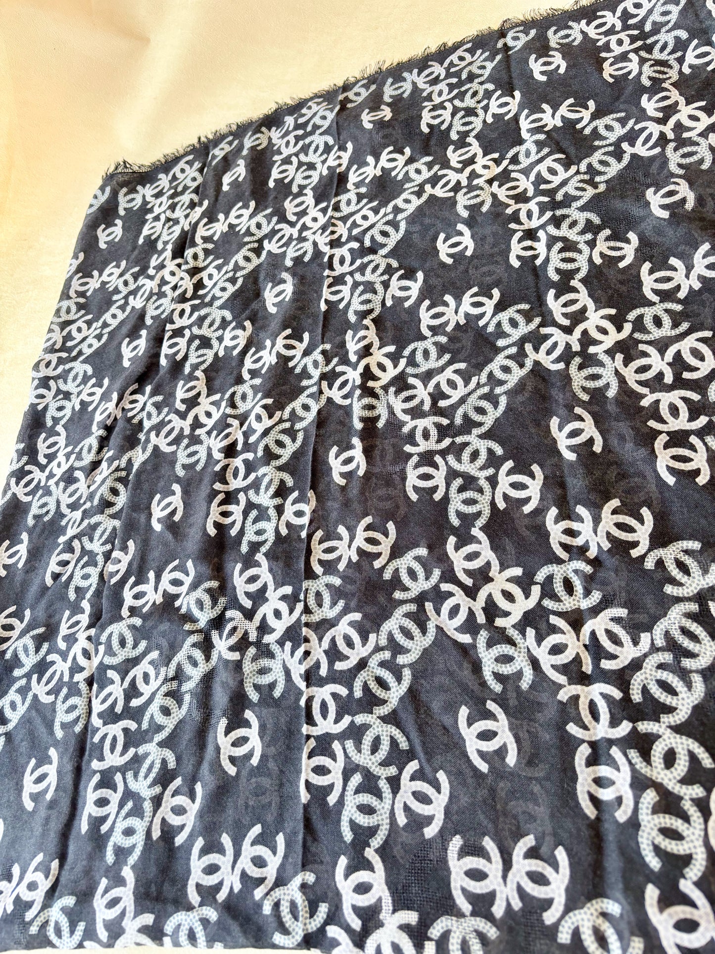 CHANEL Carré cachemire et soie