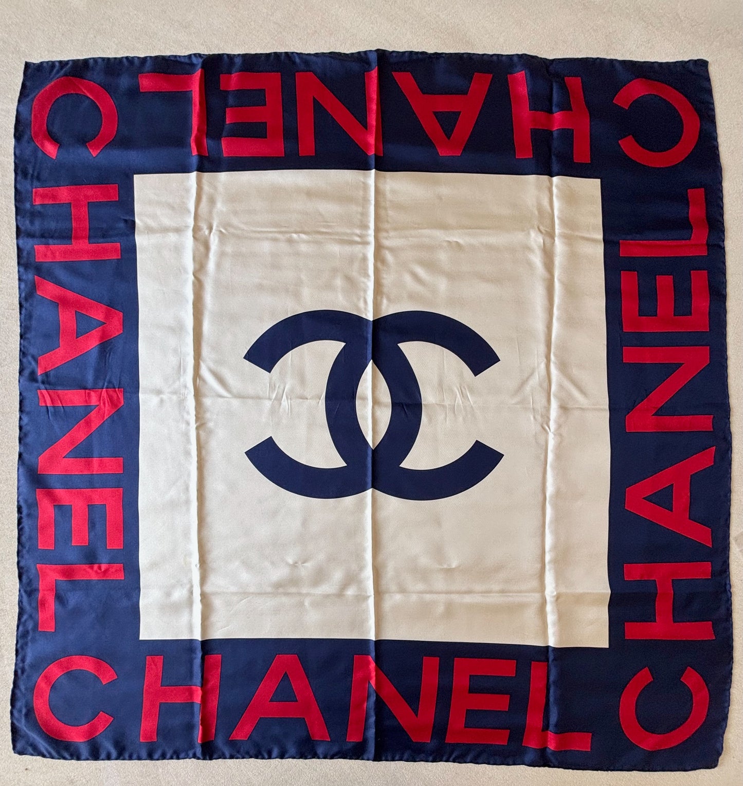 CHANEL Carré en soie