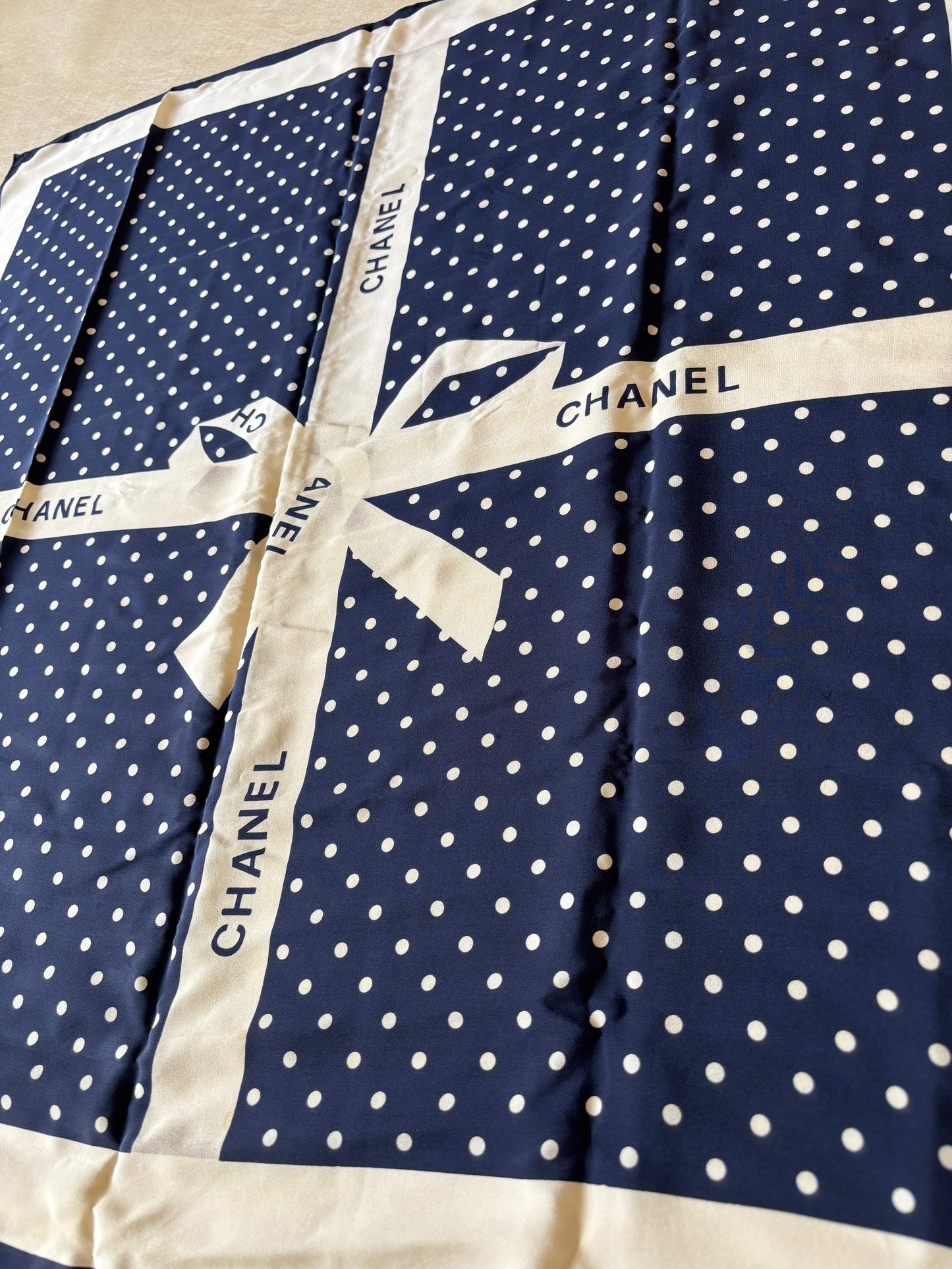 CHANEL Carré en soie