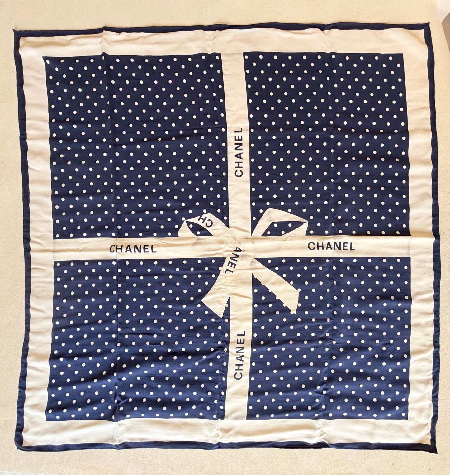 CHANEL Carré en soie