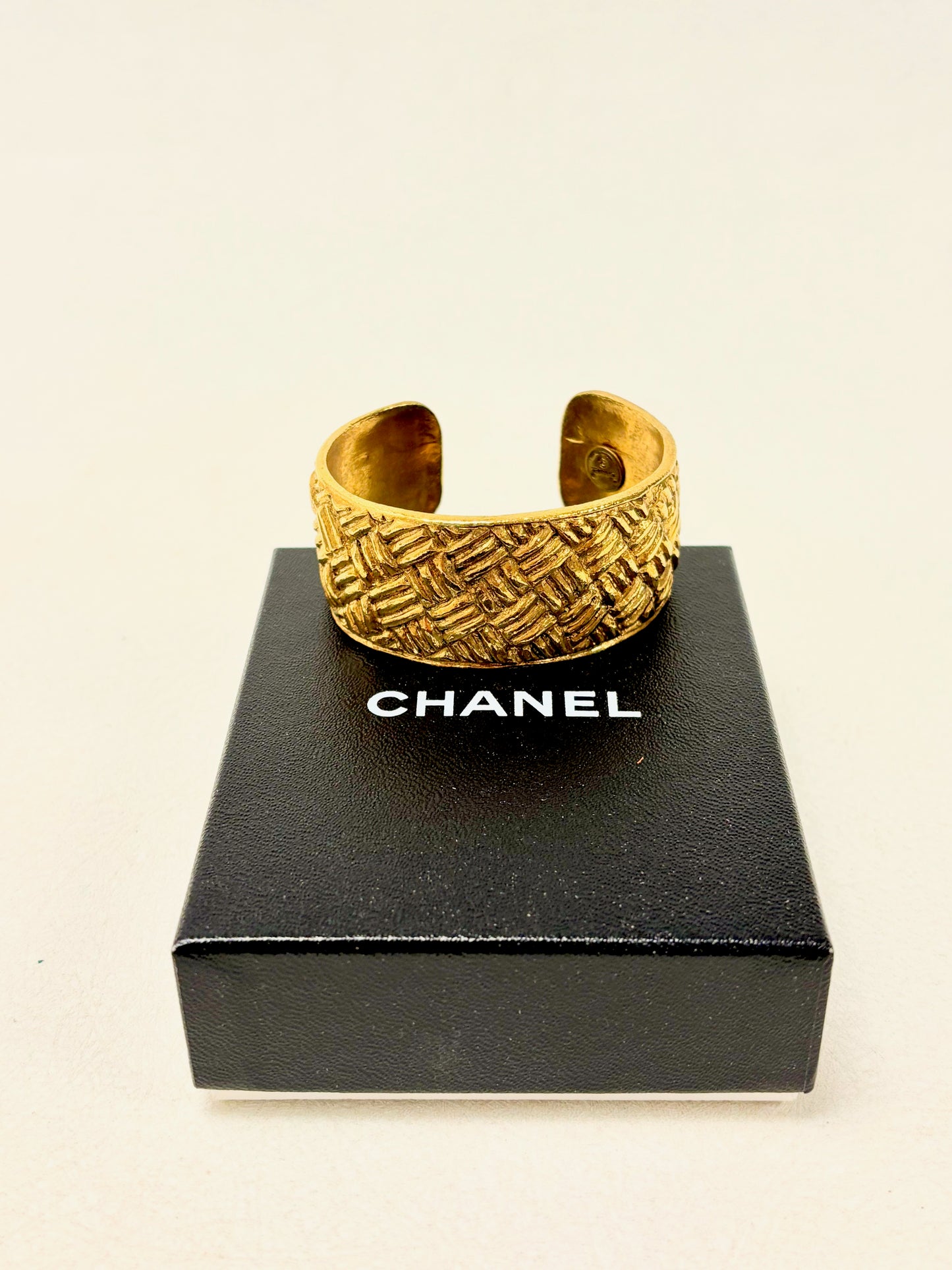 CHANEL Manchette Métal matelassé