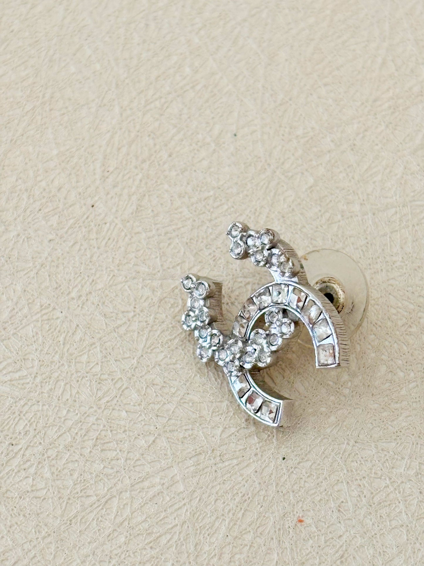 CHANEL Boucle d'oreille solitaire