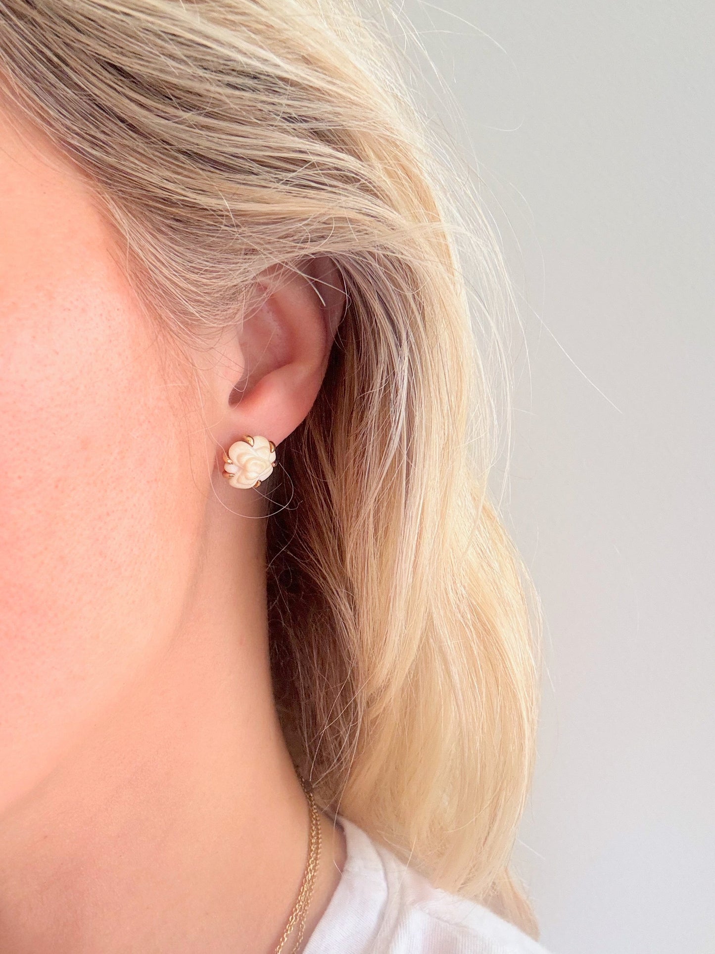 CHANEL Boucles d'oreilles or Camélia