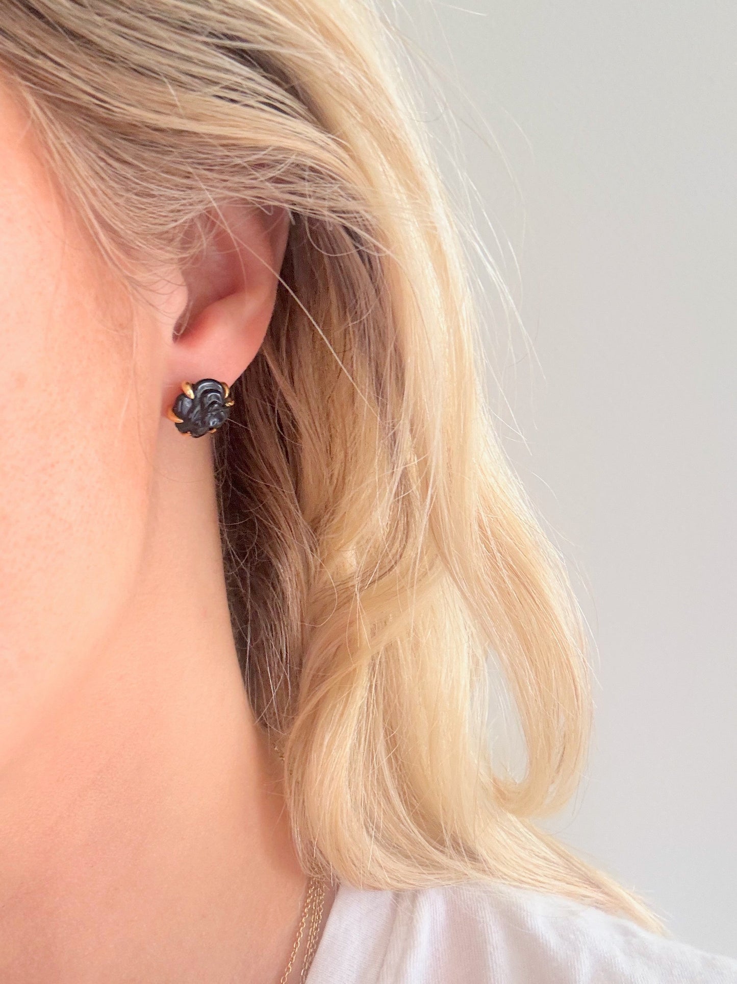 CHANEL Boucles d'oreilles or Camélia