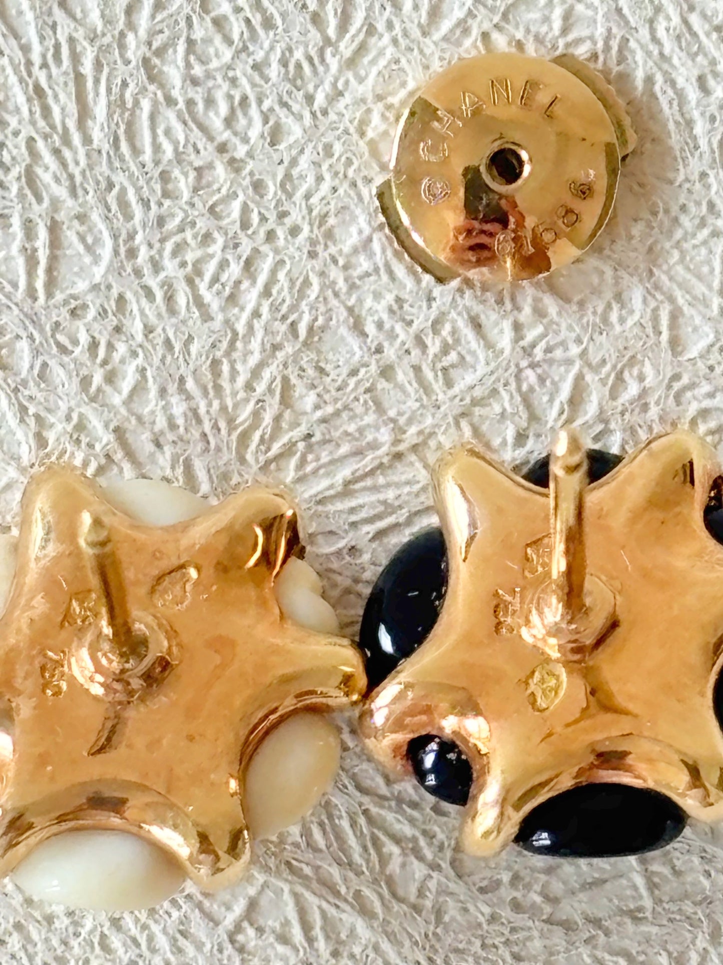 CHANEL Boucles d'oreilles or Camélia