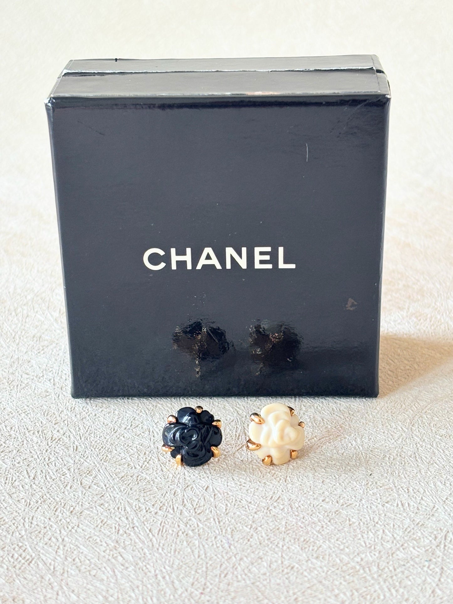 CHANEL Boucles d'oreilles or Camélia