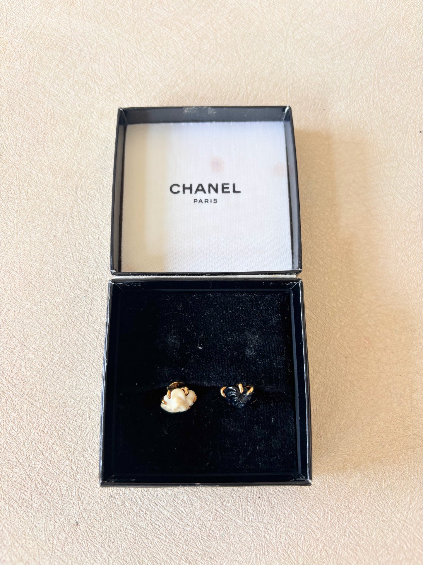 CHANEL Boucles d'oreilles or Camélia