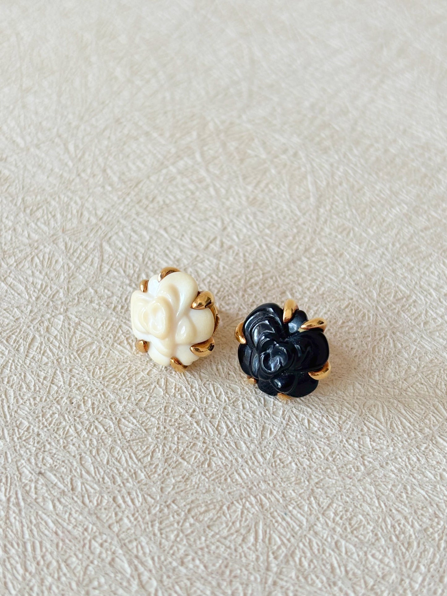 CHANEL Boucles d'oreilles or Camélia
