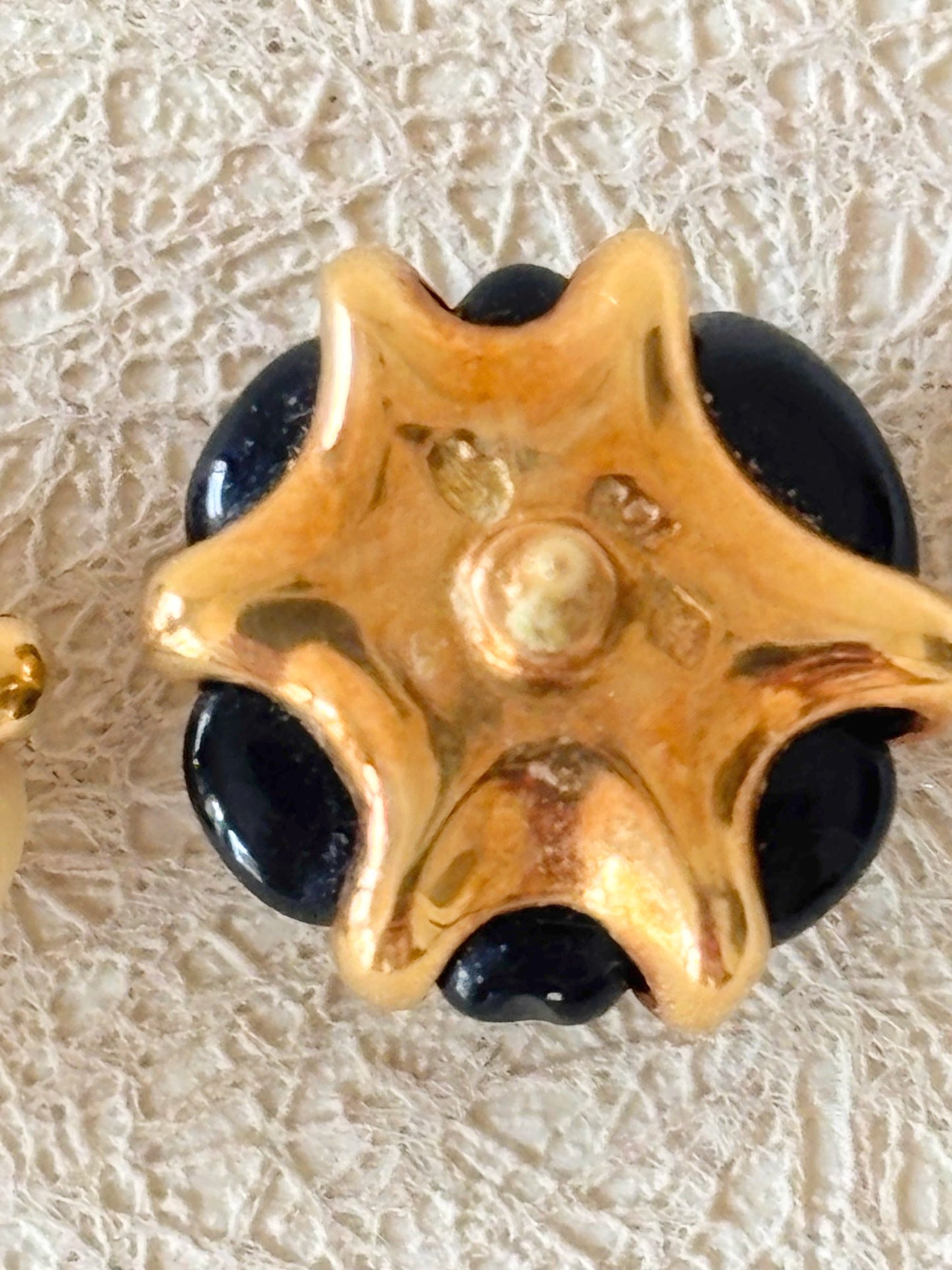 CHANEL Boucles d'oreilles or Camélia